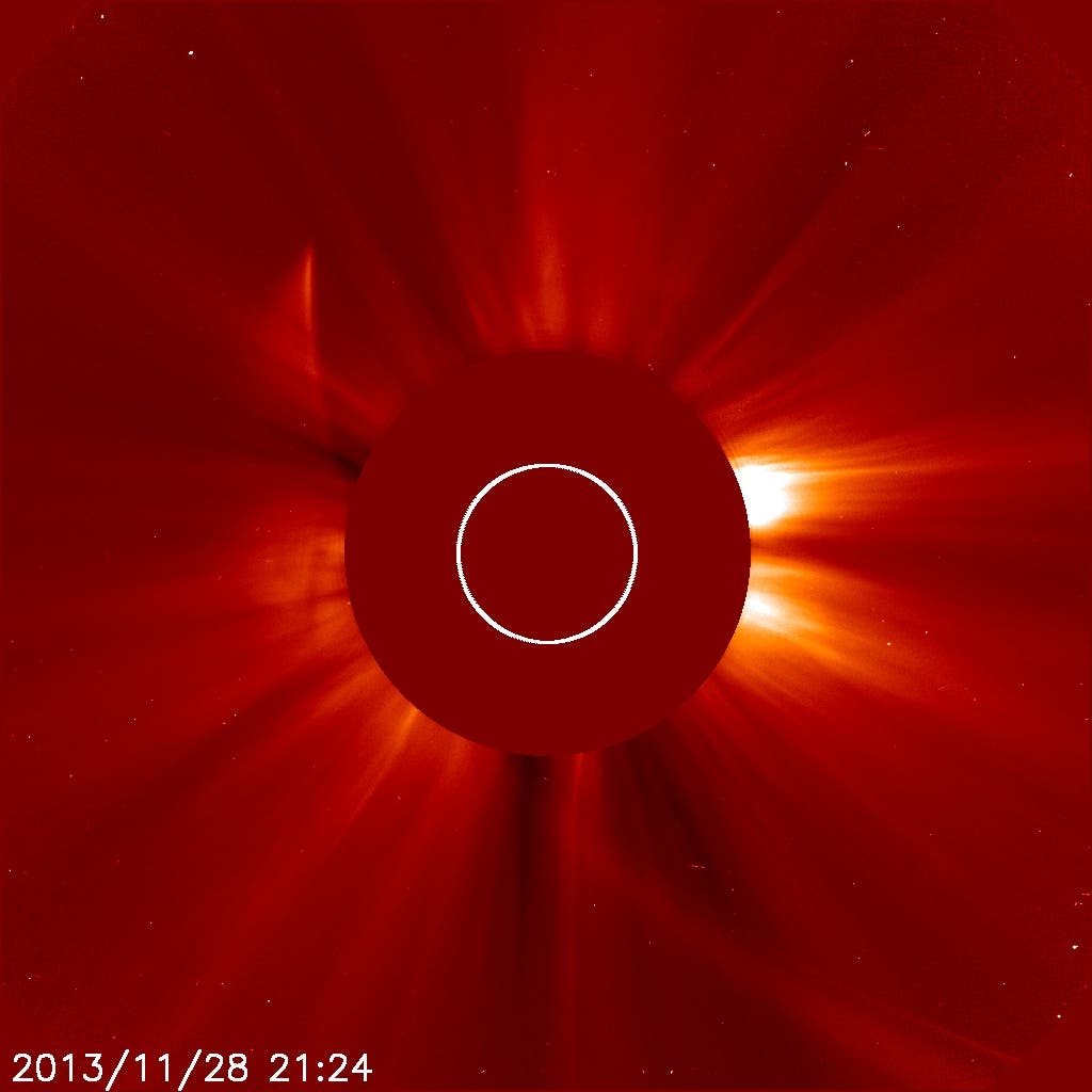 Komet ISON zieht einen langen Schweif um die Sonne