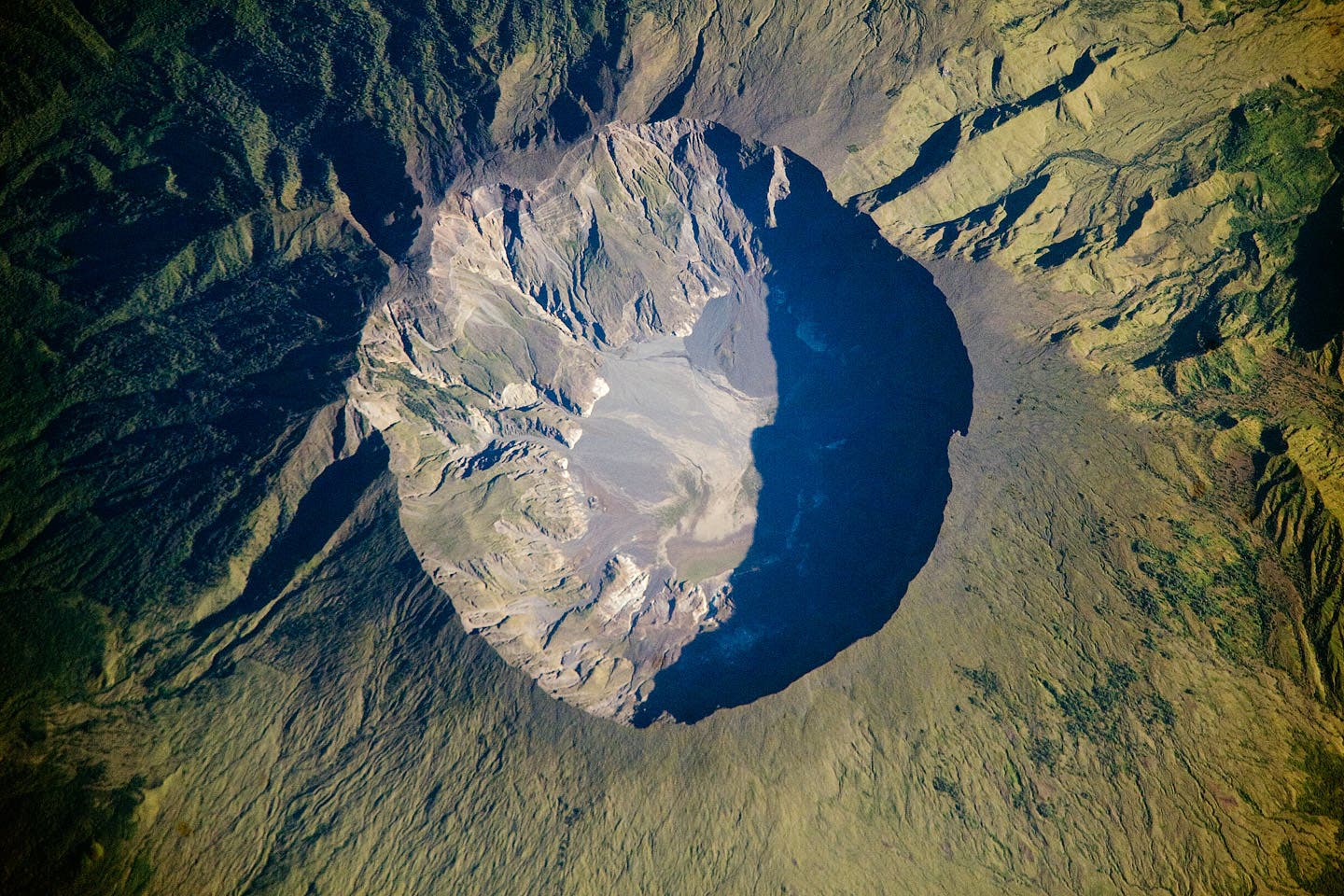 Der Ausbruch des indonesischen Vulkans Tambora (hier der Blick in den heutigen Krater) war einer der schlimmsten in der Geschichte der Menschheit – und löste 1816 das Jahr ohne Sommer aus.
