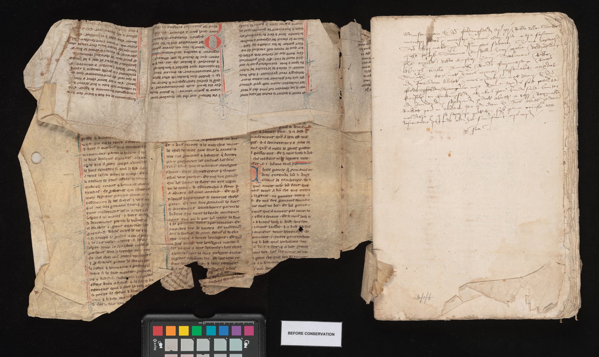 Ein altes, beschädigtes Manuskript mit handgeschriebenem Text auf Pergament. Links sind mehrere Spalten mit mittelalterlicher Schrift zu sehen, verziert mit roten und blauen Initialen. Rechts befindet sich eine leere Seite mit handschriftlichen Notizen am oberen Rand. Unten ist ein Farbmuster und ein Schild mit der Aufschrift »BEFORE CONSERVATION« zu erkennen. Das Dokument zeigt deutliche Abnutzungsspuren, einschließlich Rissen und Knicken. Ein altes, beschädigtes Manuskript mit handgeschriebenem Text auf Pergament. Links sind mehrere Spalten mit mittelalterlicher Schrift zu sehen, verziert mit roten und blauen Initialen. Rechts befindet sich eine leere Seite mit handschriftlichen Notizen am oberen Rand. Unten ist ein Farbmuster und ein Schild mit der Aufschrift »BEFORE CONSERVATION« zu erkennen. Das Dokument zeigt deutliche Abnutzungsspuren, einschließlich Rissen und Knicken.
