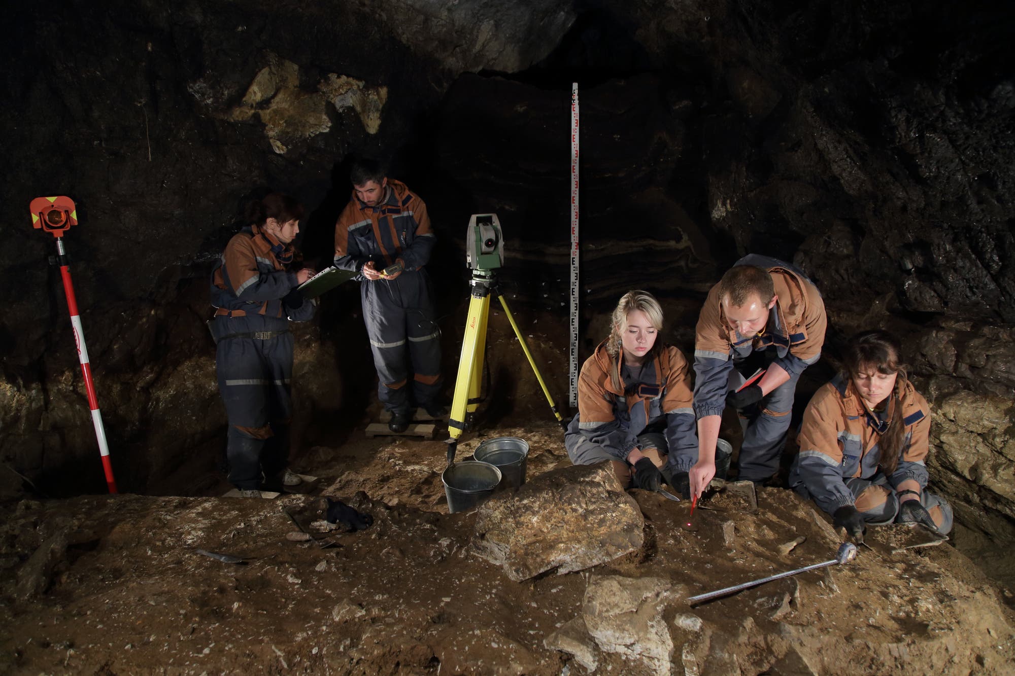 Grabung in der Denisova-Höhle im Jahr 2019.