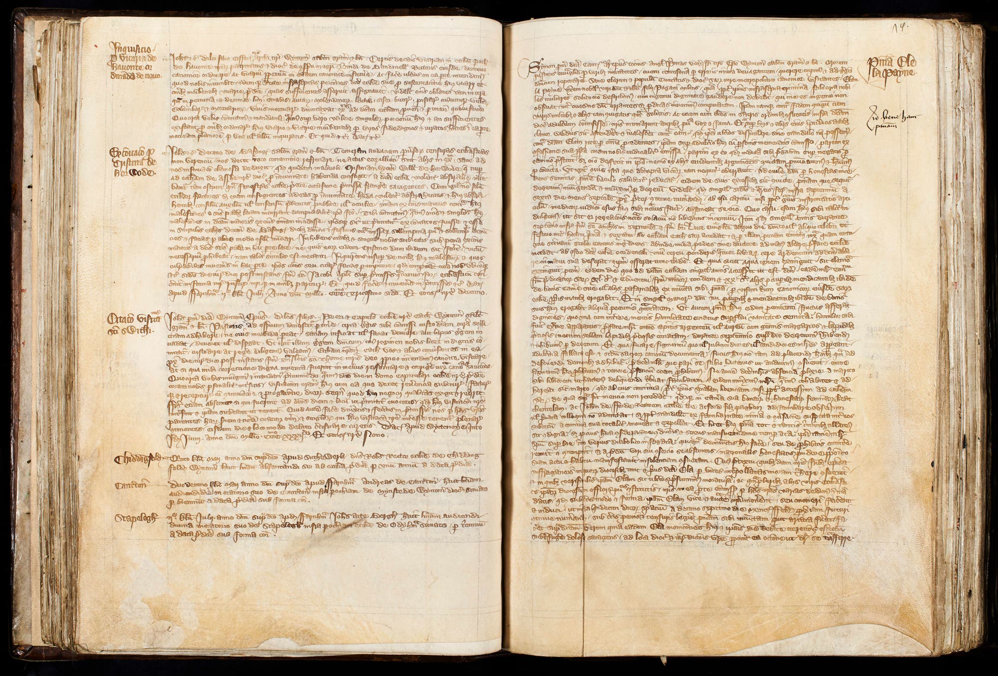 Eine aufgeschlagene historische Manuskriptseite mit handgeschriebenem Text in mittelalterlichem Latein. Die Seiten sind vergilbt und zeigen Anzeichen von Alterung. Auf der linken Seite sind mehrere Absätze mit Überschriften in größerer Schrift, während die rechte Seite dichte Textblöcke enthält. Der Text ist in dunkler Tinte geschrieben, und die Ränder sind leicht abgenutzt. 