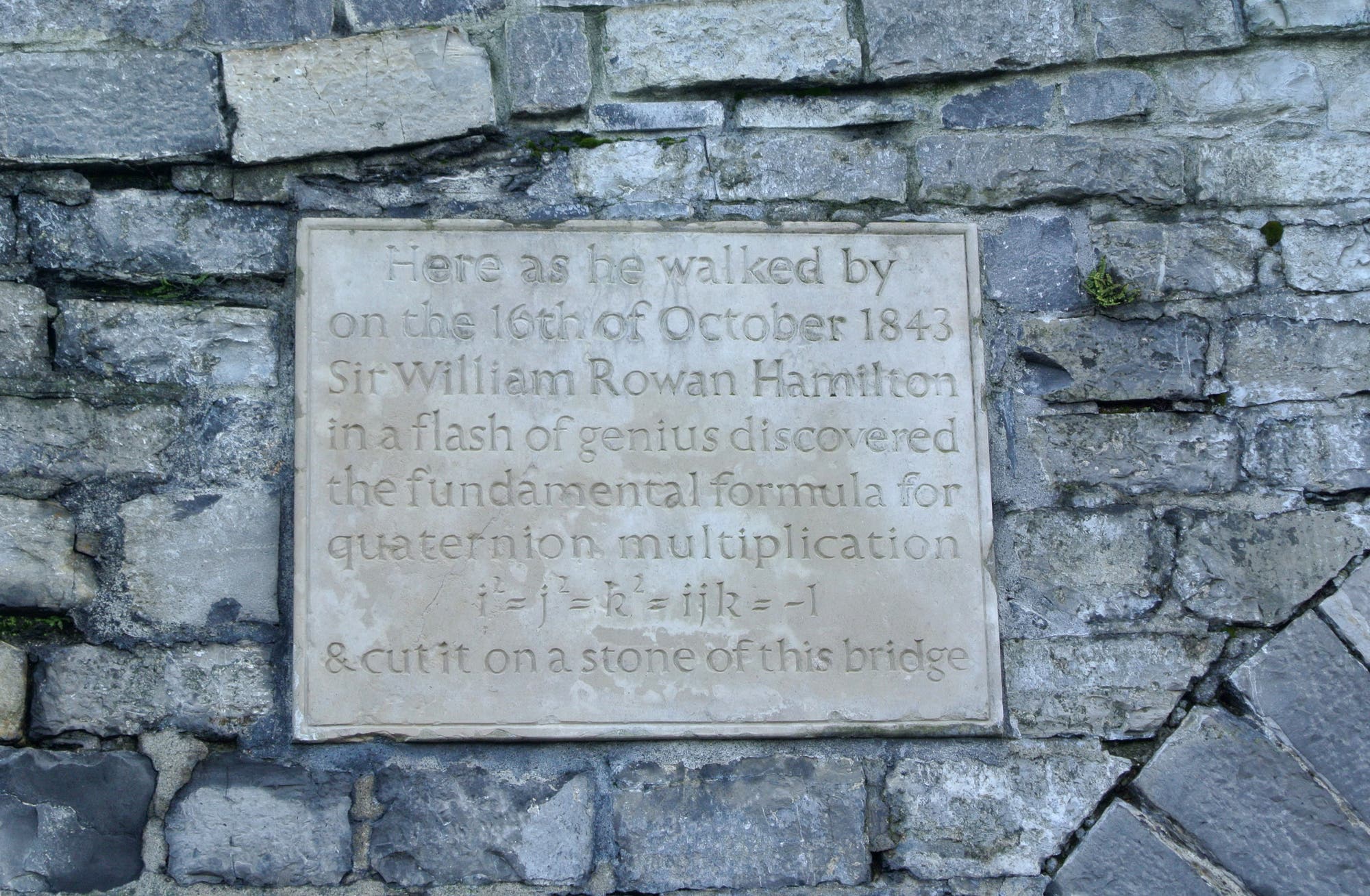 Eine Tafel an der Brücke in Dublin erinnert an Hamiltons Entdeckung.