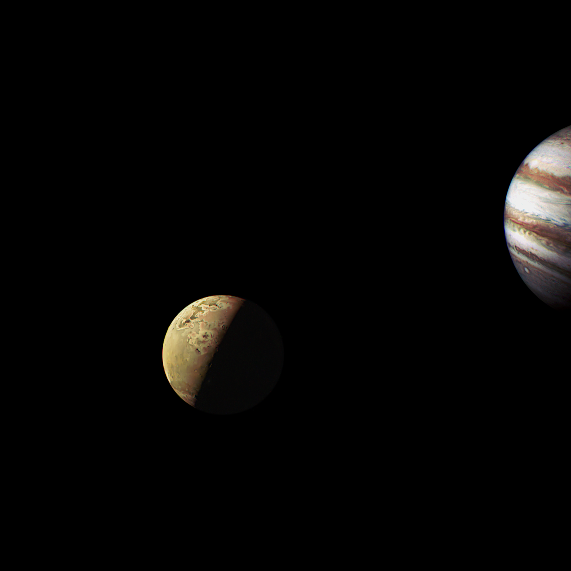 Aufnahme der Raumsonde Juno von Io mit Jupiter im Hintergrund
