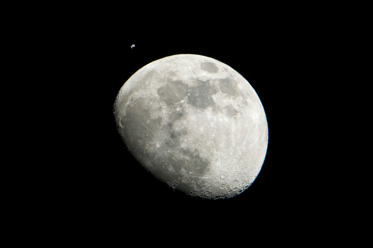 ISS fliegt am Mond vorbei