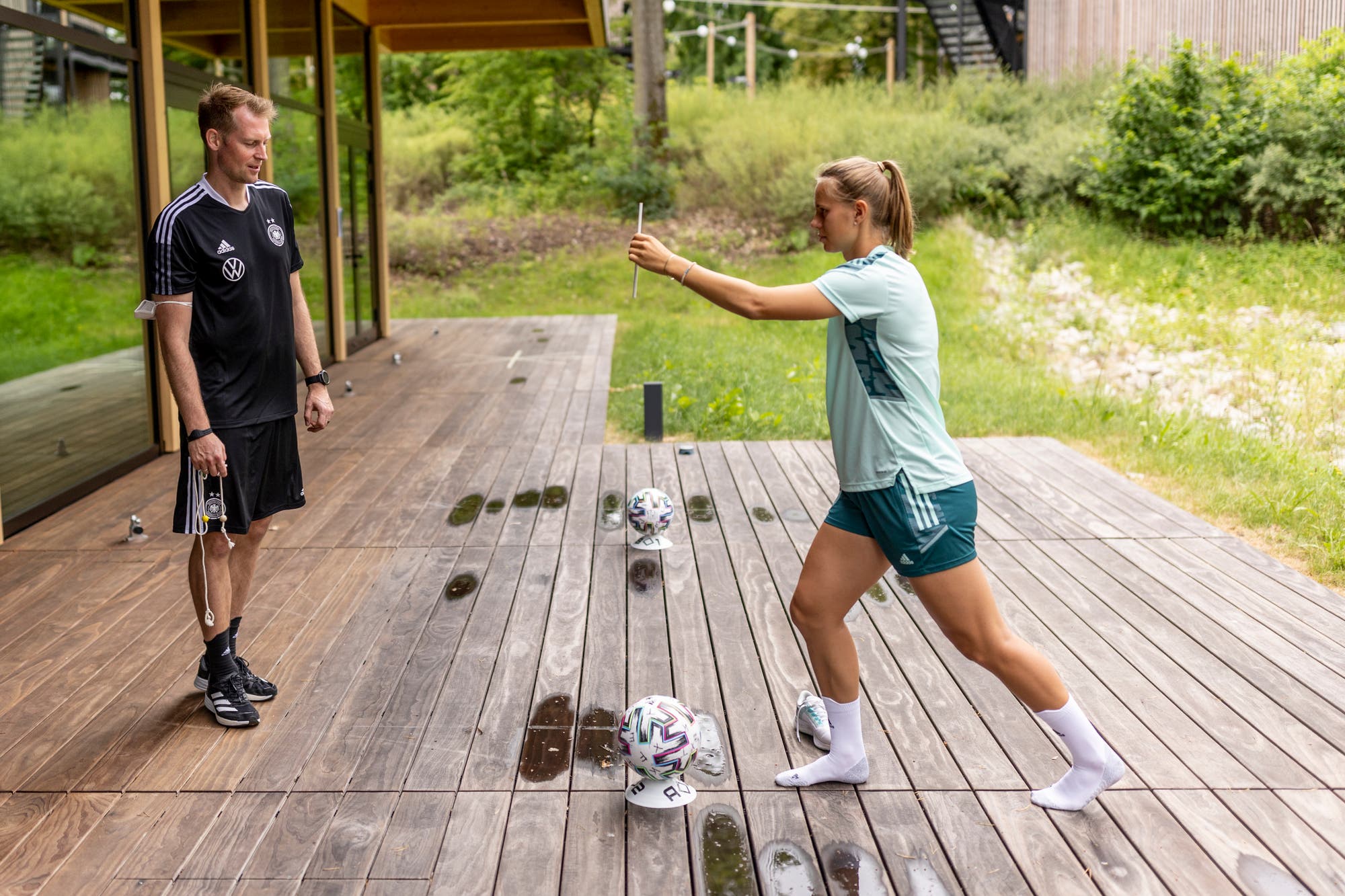 Jan-Ingwer Callsen-Bracker gibt der Fußballnationalspielerin Klara Bühl Anweisungen im Rahmen eines Neuroathletik-Trainings.  