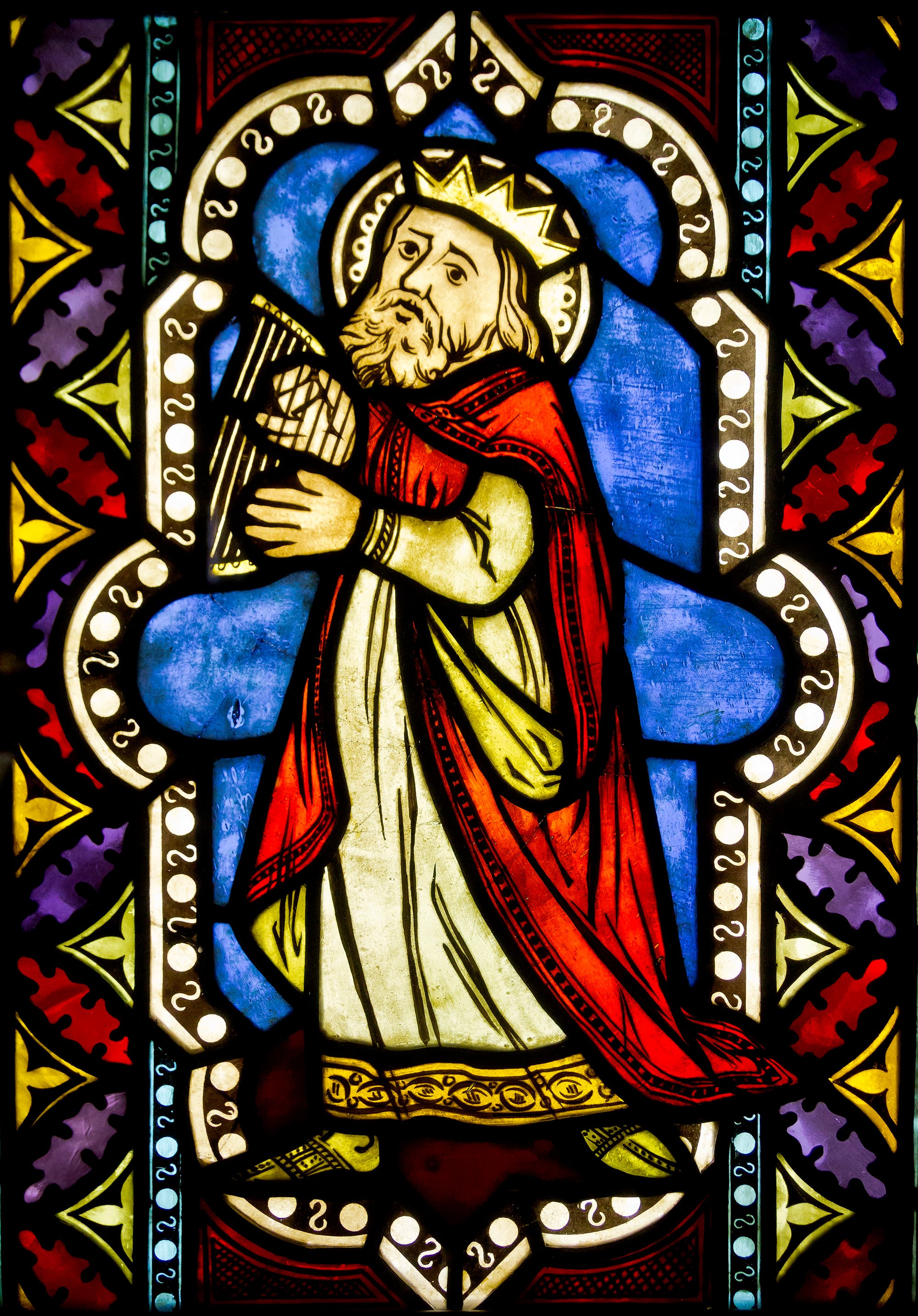 König David in einem Kirchenglasfenster