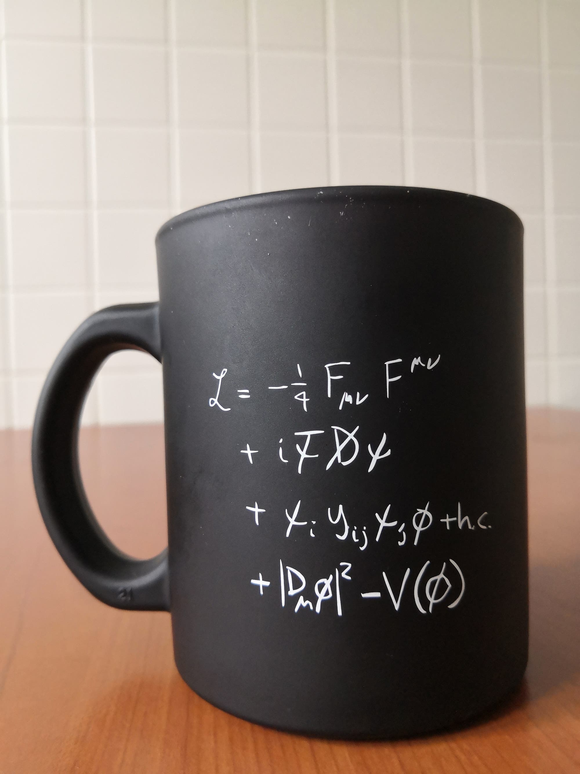 Kaffeetasse mit den Gleichungen des Standardmodells der Teilchenphysik