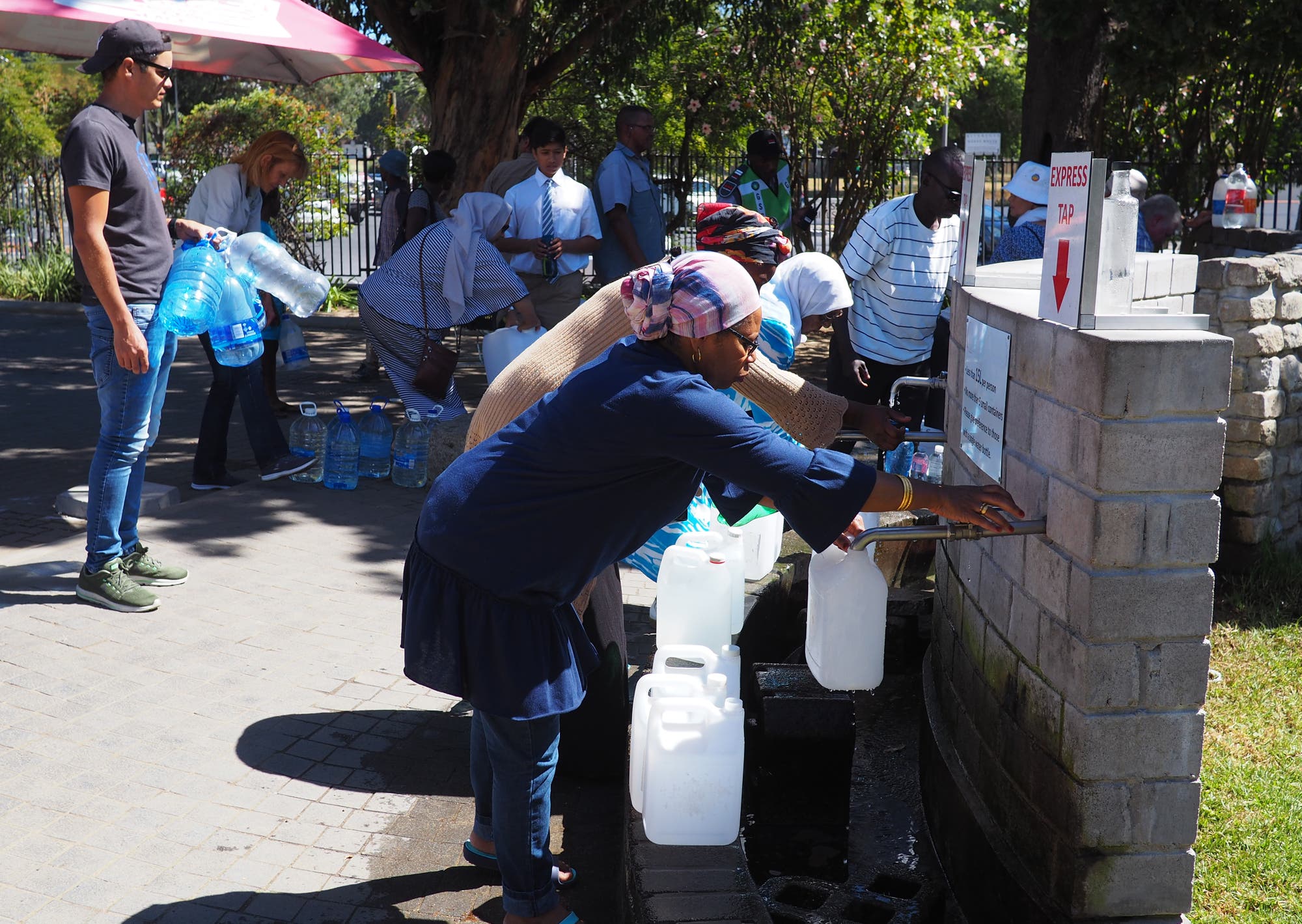 Menschen in Kapstadt stehen nach Trinkwasser an