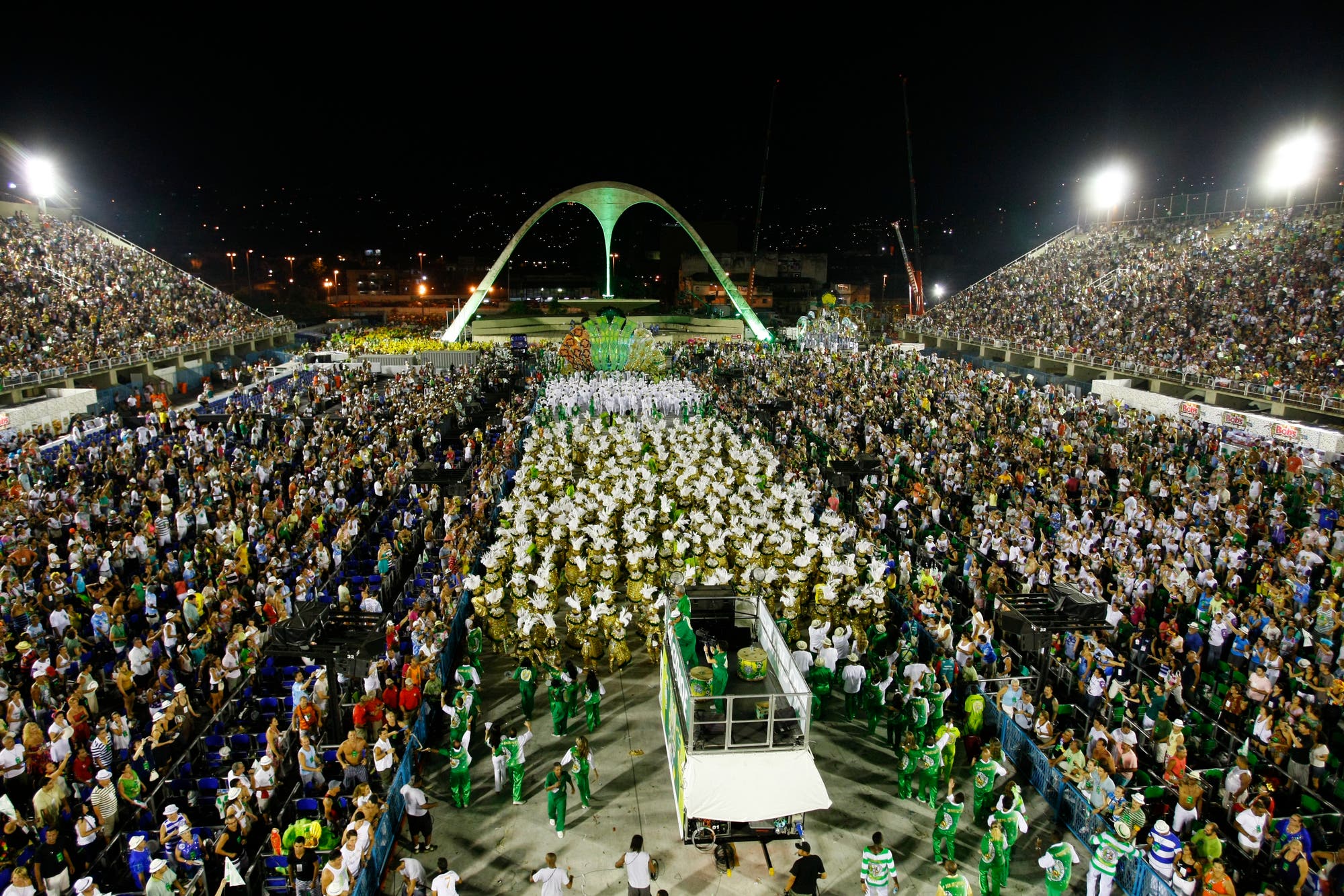 Luftbild des Sambadroms in Rio während der Parade der Sambaschulen.