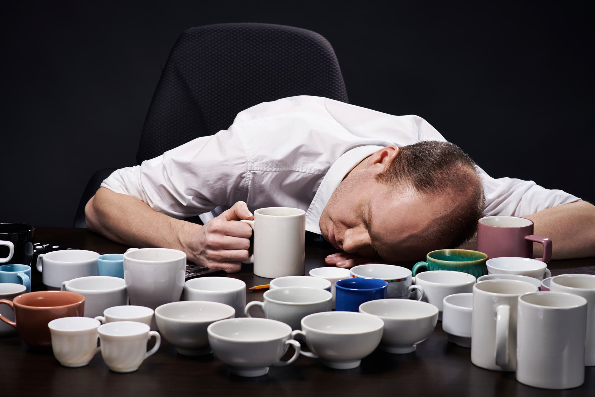 Hält Kaffee wach – oder macht er müde?