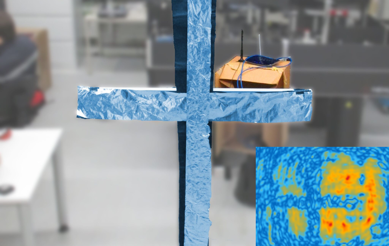 Kreuz aus Aluminiumfolie – per WLAN sichtbar gemacht