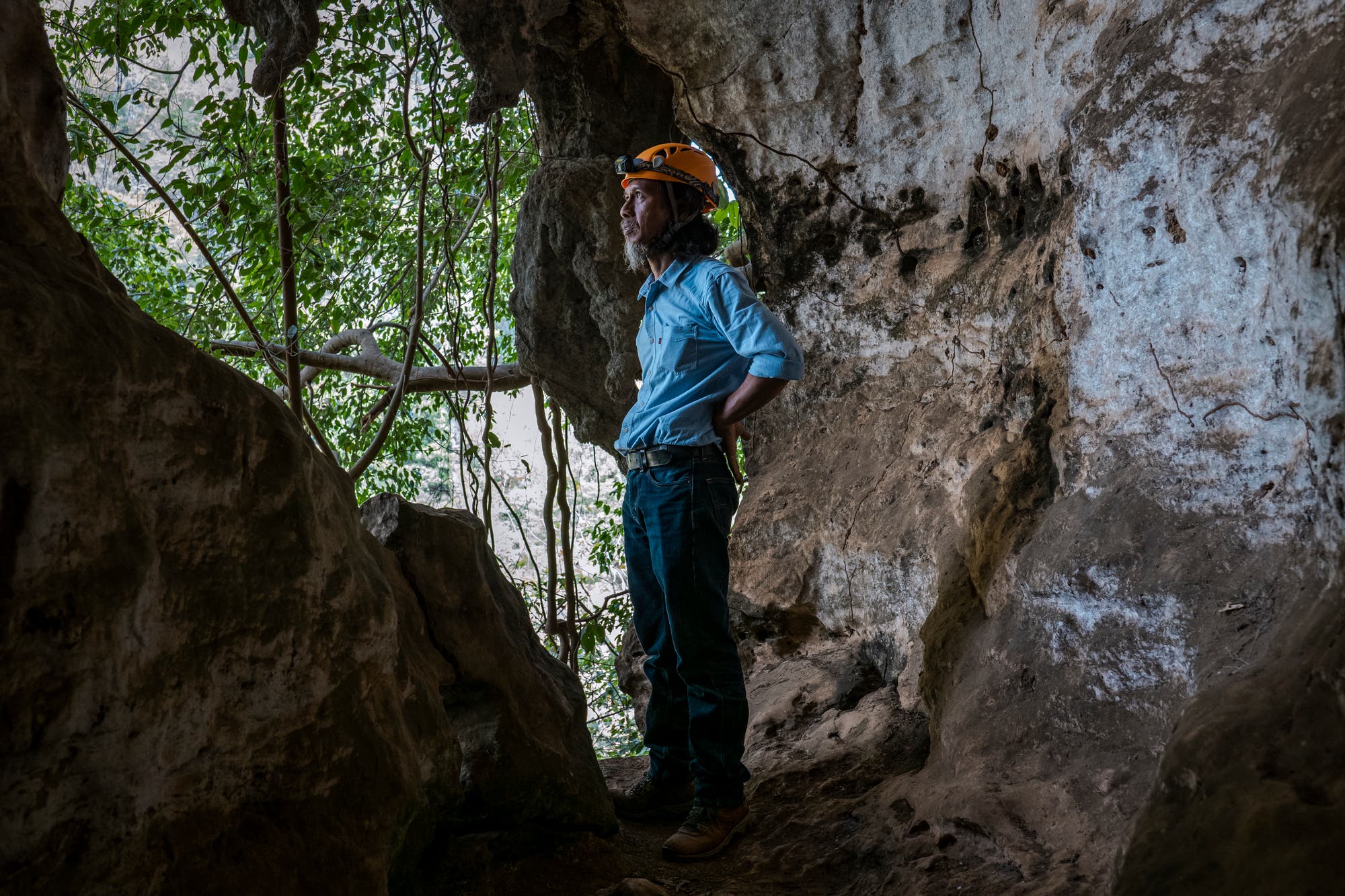 Um nicht zu viel Feuchtigkeit in die bemalte Höhle einzubringen, wartet Lebe an einer Felsöffnung. So lange, bis sein Körper einigermaßen abgekühlt ist. 
