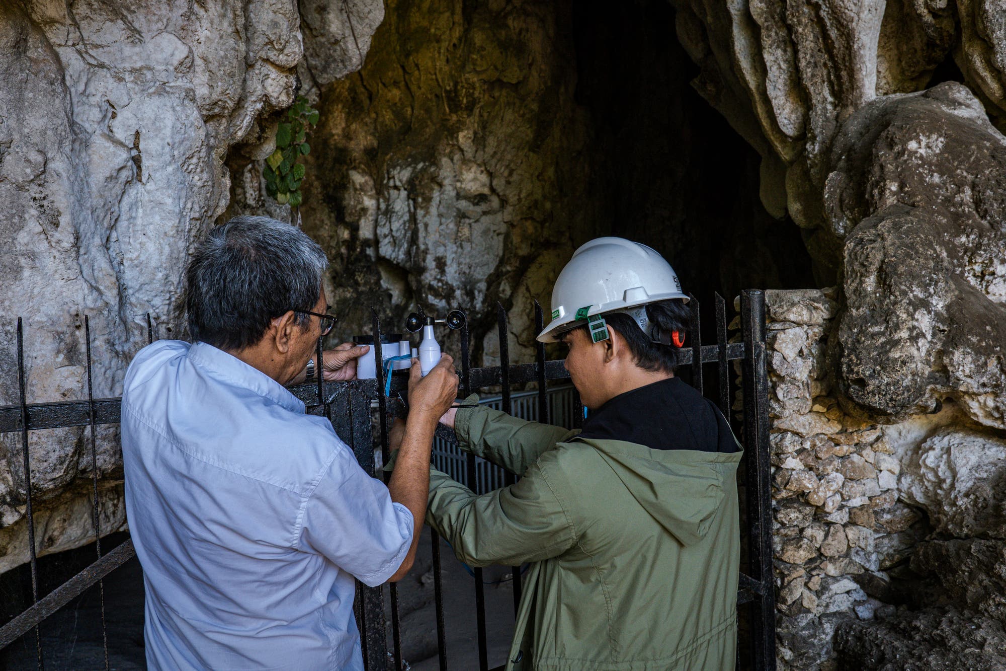 Der Hydrometeorologe Halmar Halide und ein Kollege führen Messungen in der Höhle Leang Pettae durch, um das Mikroklima im Inneren zu untersuchen.