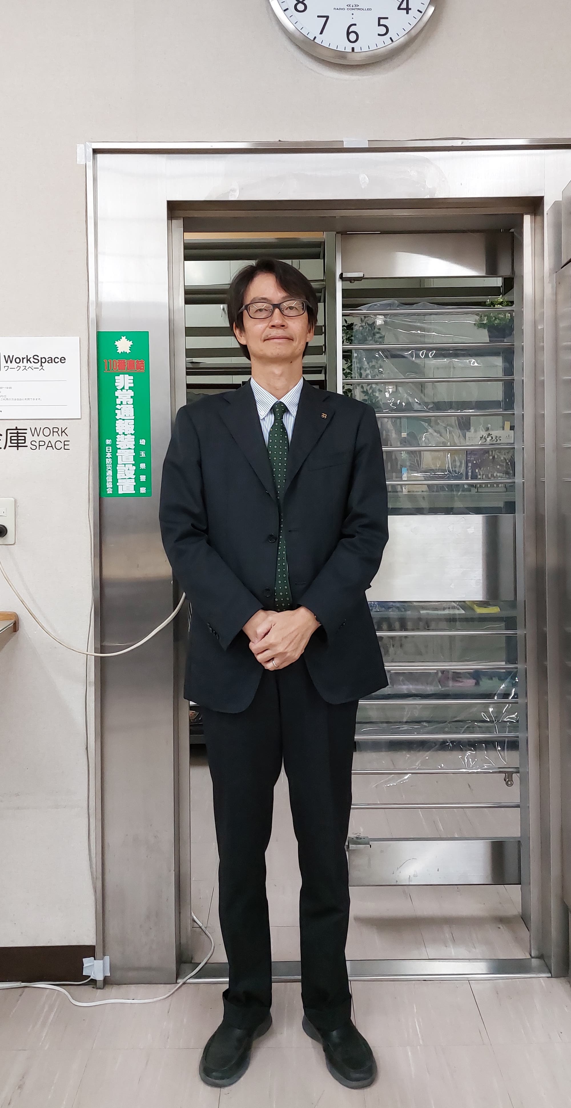 Vizebürgermeister Masakuni Inoue steht vor dem Tresor der ehemaligen Bank in Yokoze. Heute ist der Tresor ein Telefonraum und die Bank ein Begegnungsort.