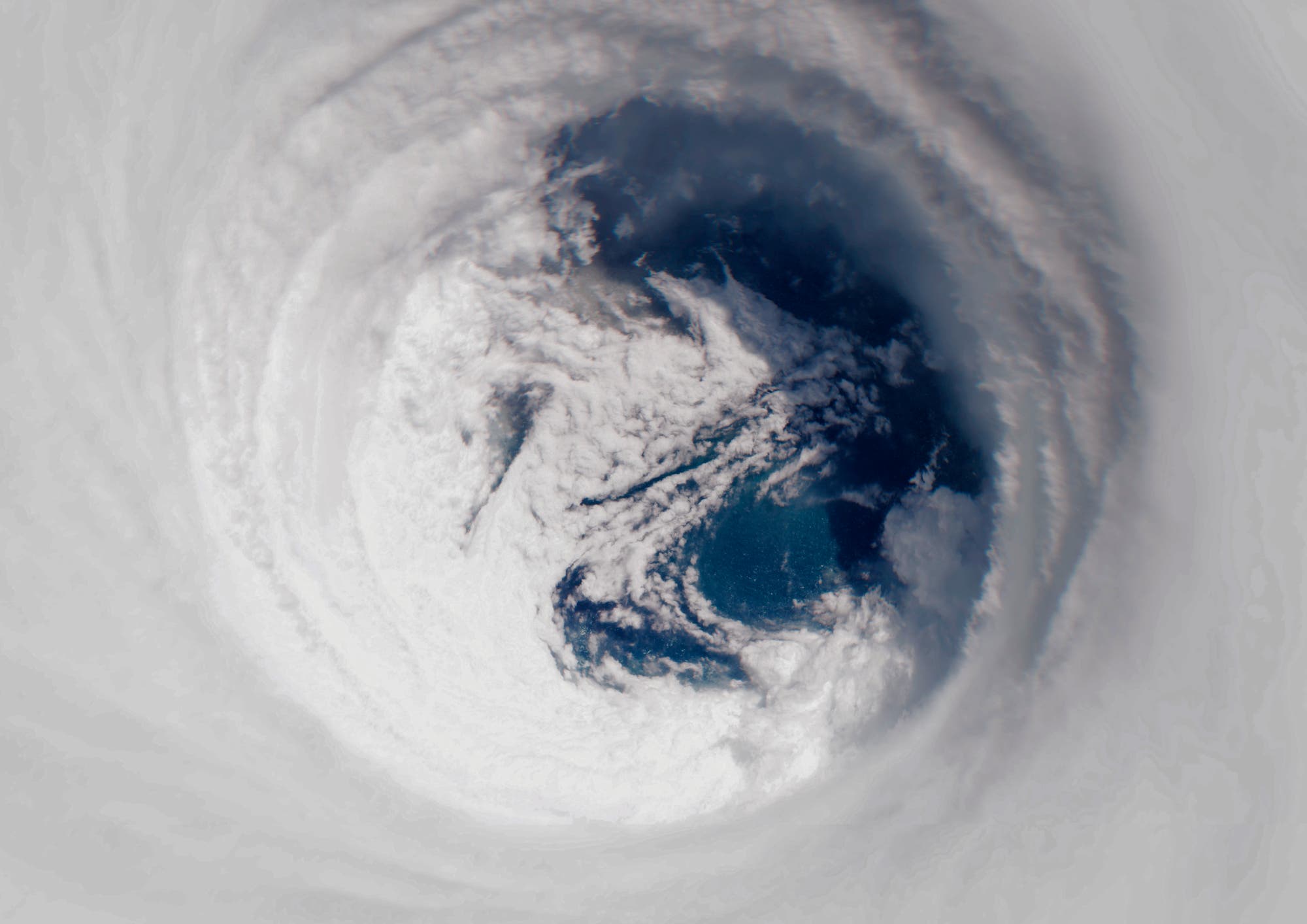 Satellitenbild des Auges von Hurrikan Melissa, aufgenommen am 28. Oktober 2025. Das Bild zeigt die dichte Wolkenformation, die das Auge des Sturms umgibt, mit einem klaren Zentrum über dem Ozean. 