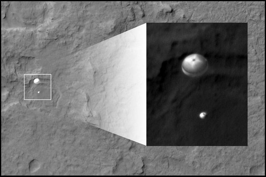 Marsrover Curiosity am Fallschirm