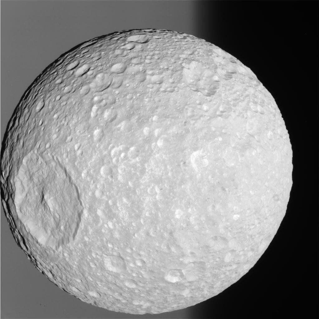 Mimas vor Saturn
