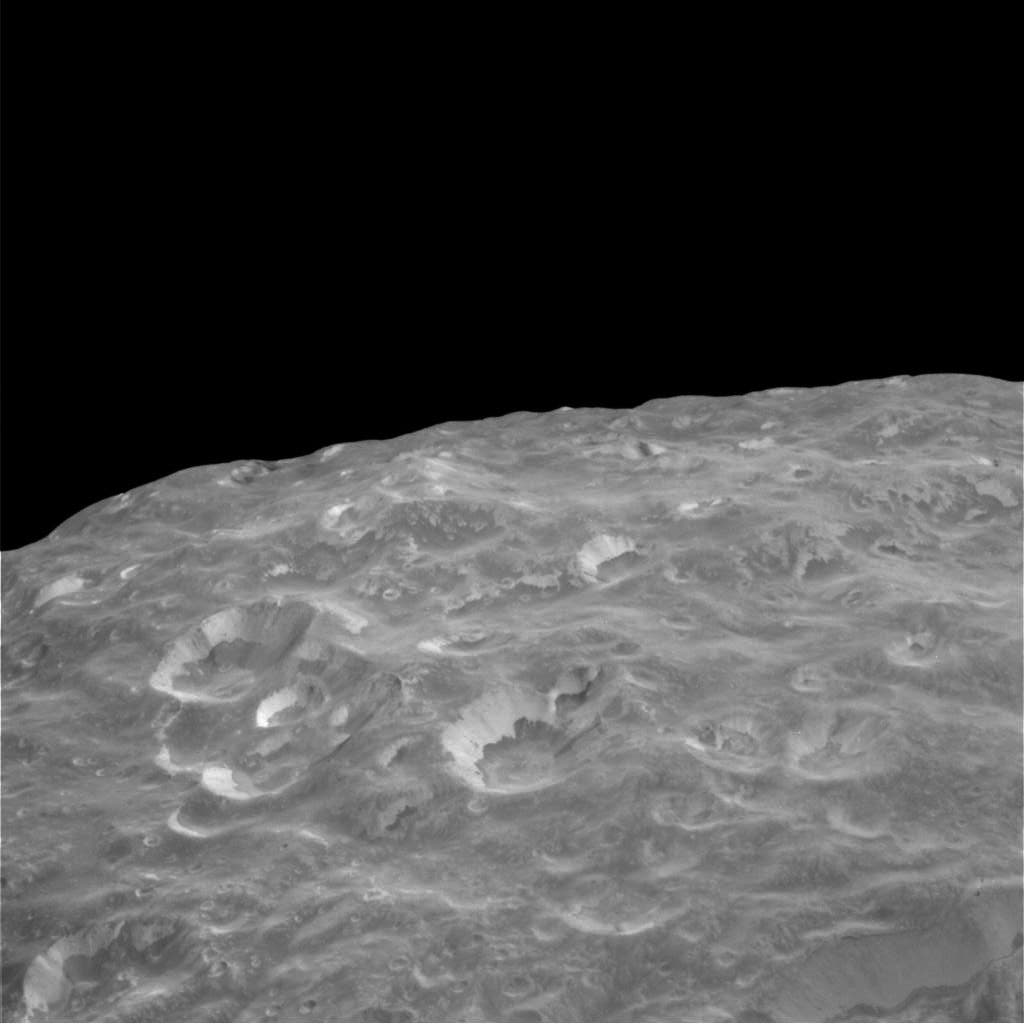 Die zerklüftete Oberfläche von Mimas