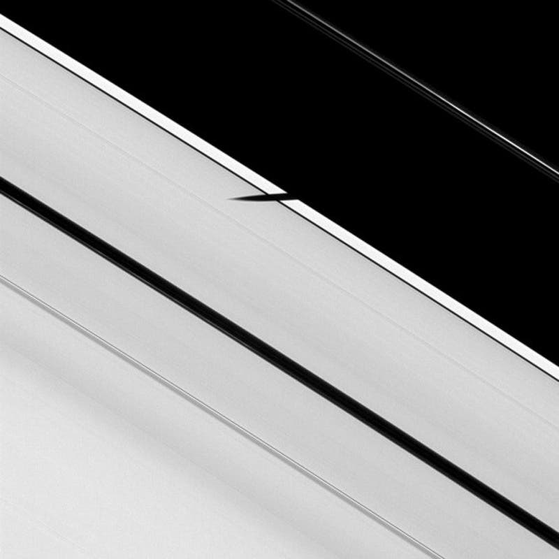 Der Schatten des Mondes Pan auf dem A-Ring von Saturn