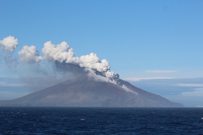 Der Vulkan Mount Curry auf Zavodovski in der Subantarktis