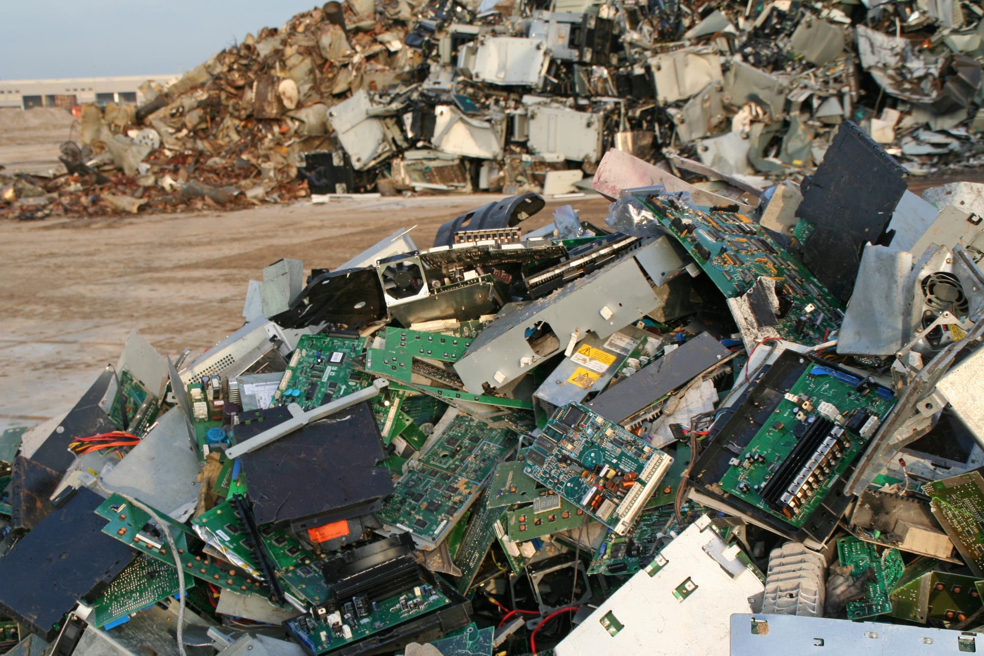 Berge von Computerplatinen auf einer Müllkippe