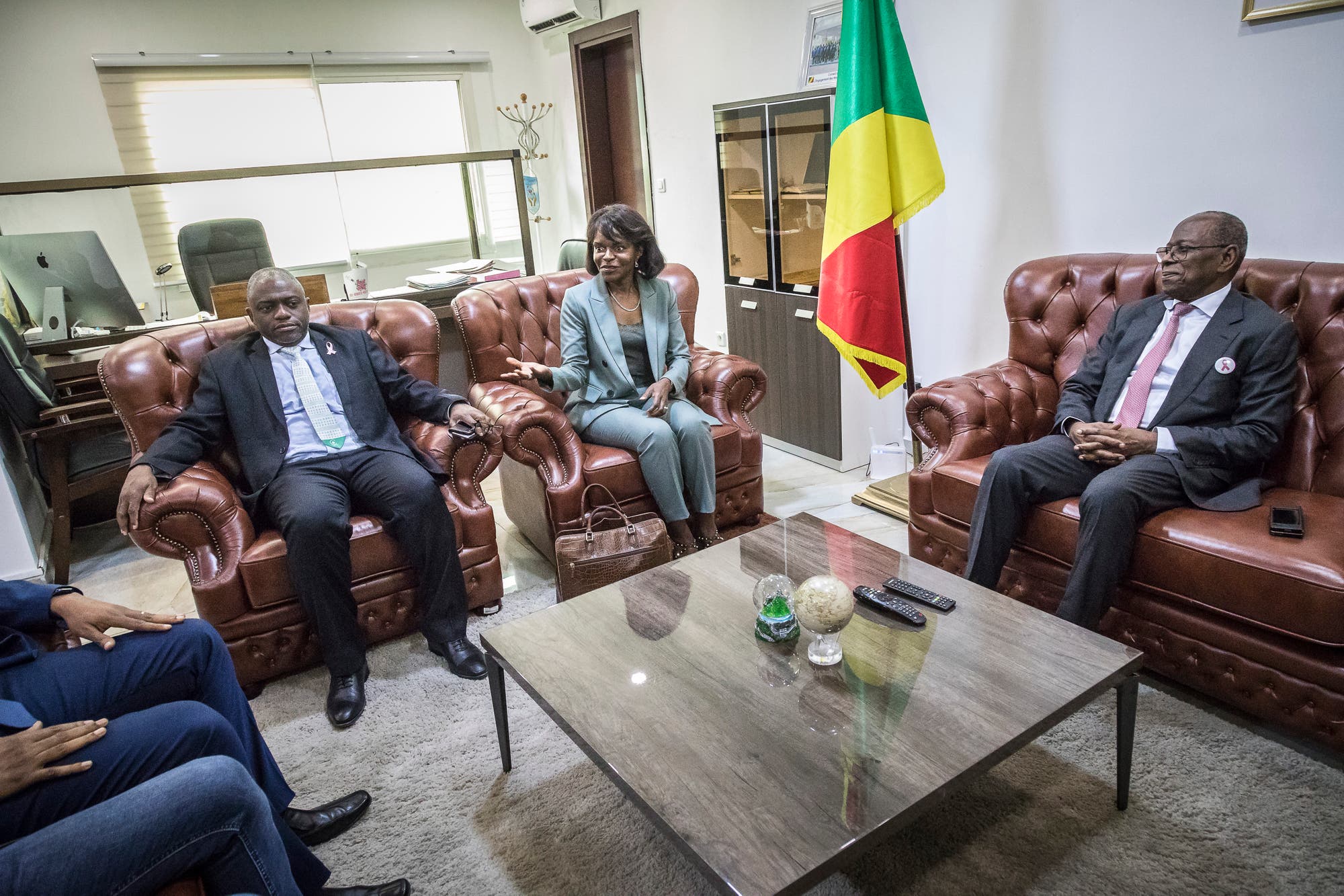 Francine Ntoumi im Gespräch mit dem kongolesischem Gesundheitsminister Gilbert Mokoki 
