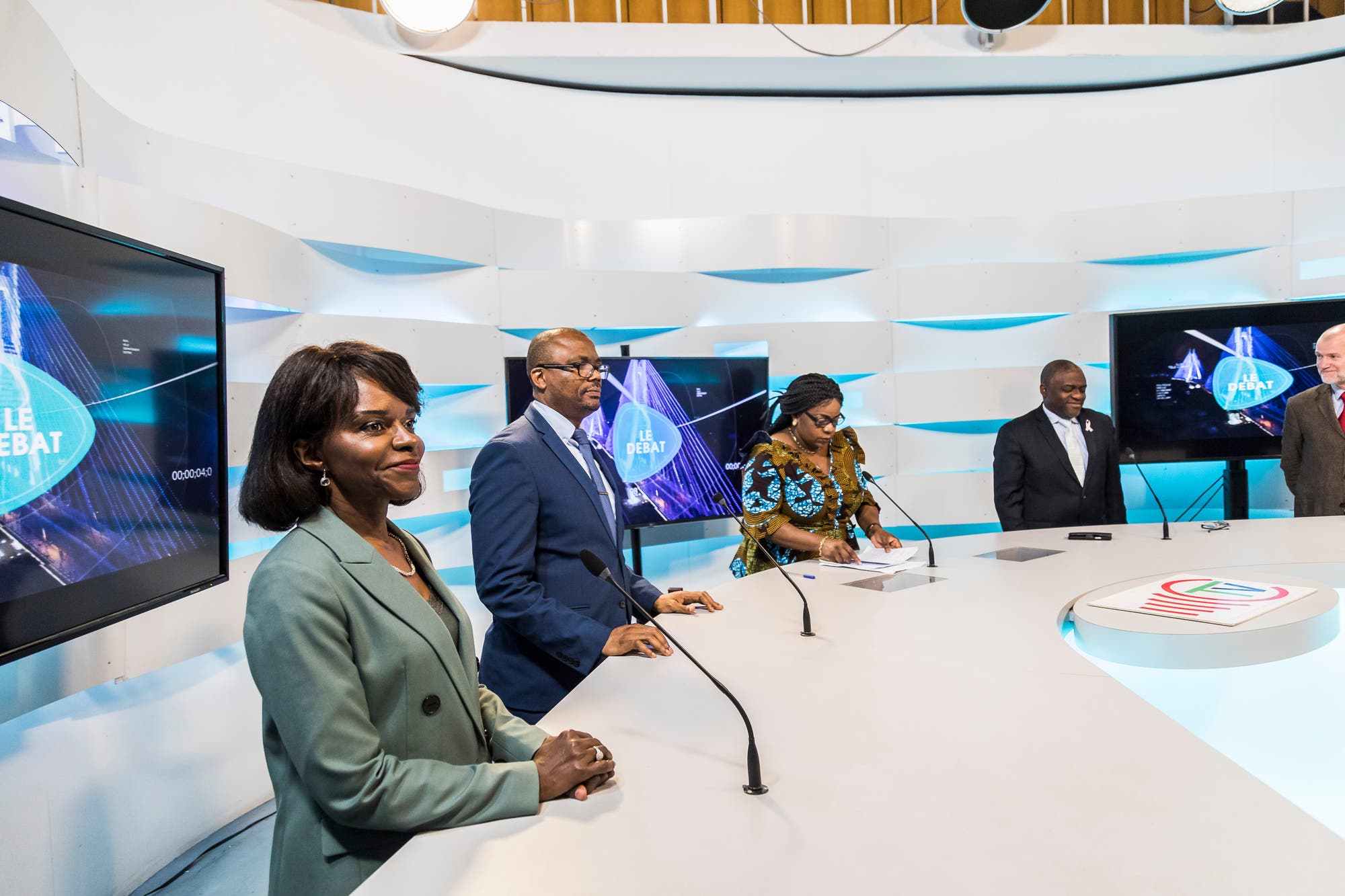 Francine Ntoumi mit weiteren Experten bei einem Auftritt im staatlichen Fernsehen Télé Congo.