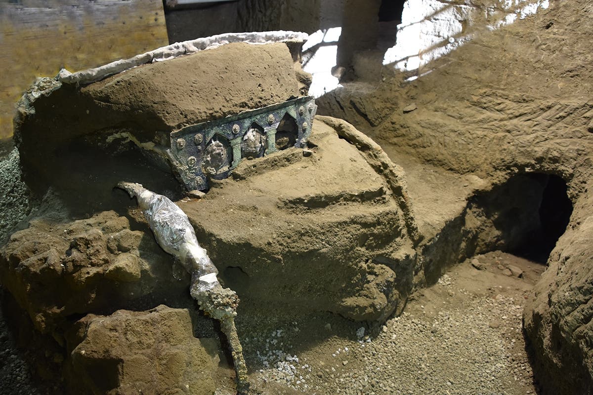 Der halb freigelegte Prunkwagen in der einstigen Villa in Pompeji