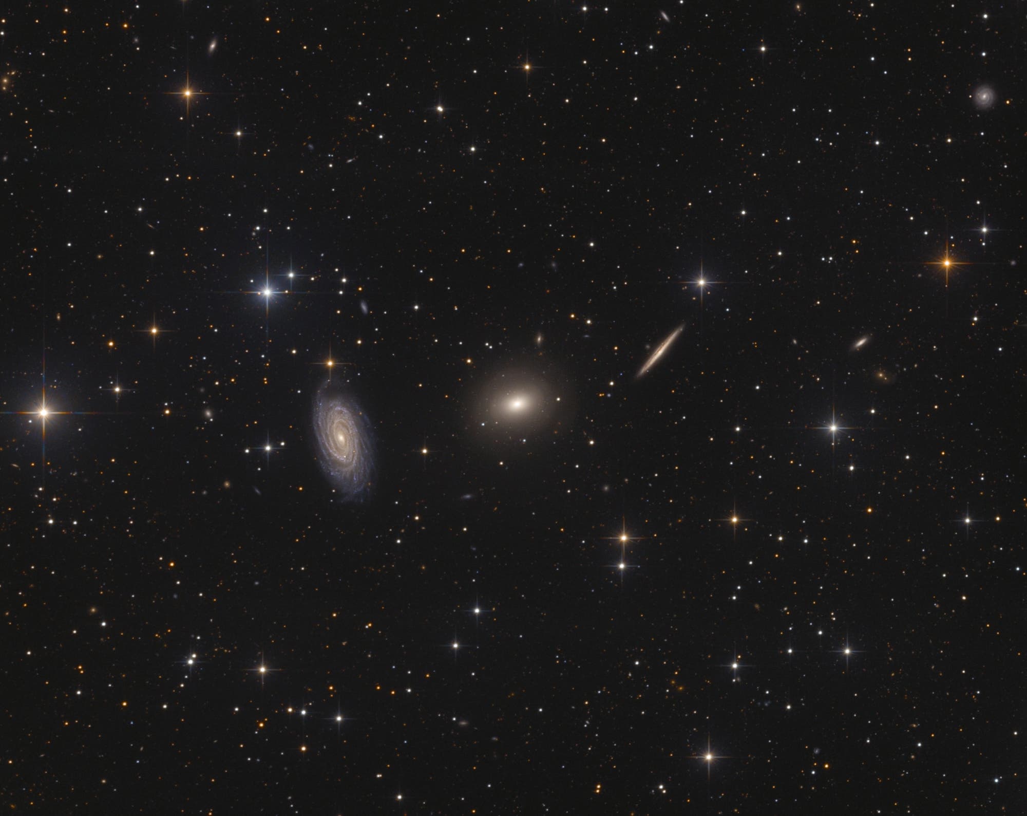 Die Galaxien NGC 5985, 5982 und 5981 im Sternbild Drache