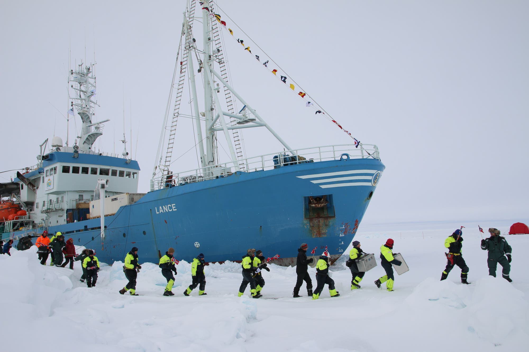 Wissenschaftler verlassen das Polarschiff