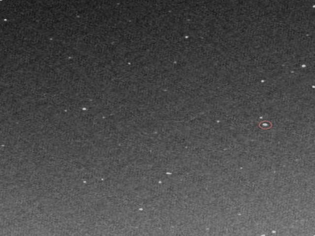 Ein Eisbrocken im Umfeld von Komet 67P (animiertes Bild)