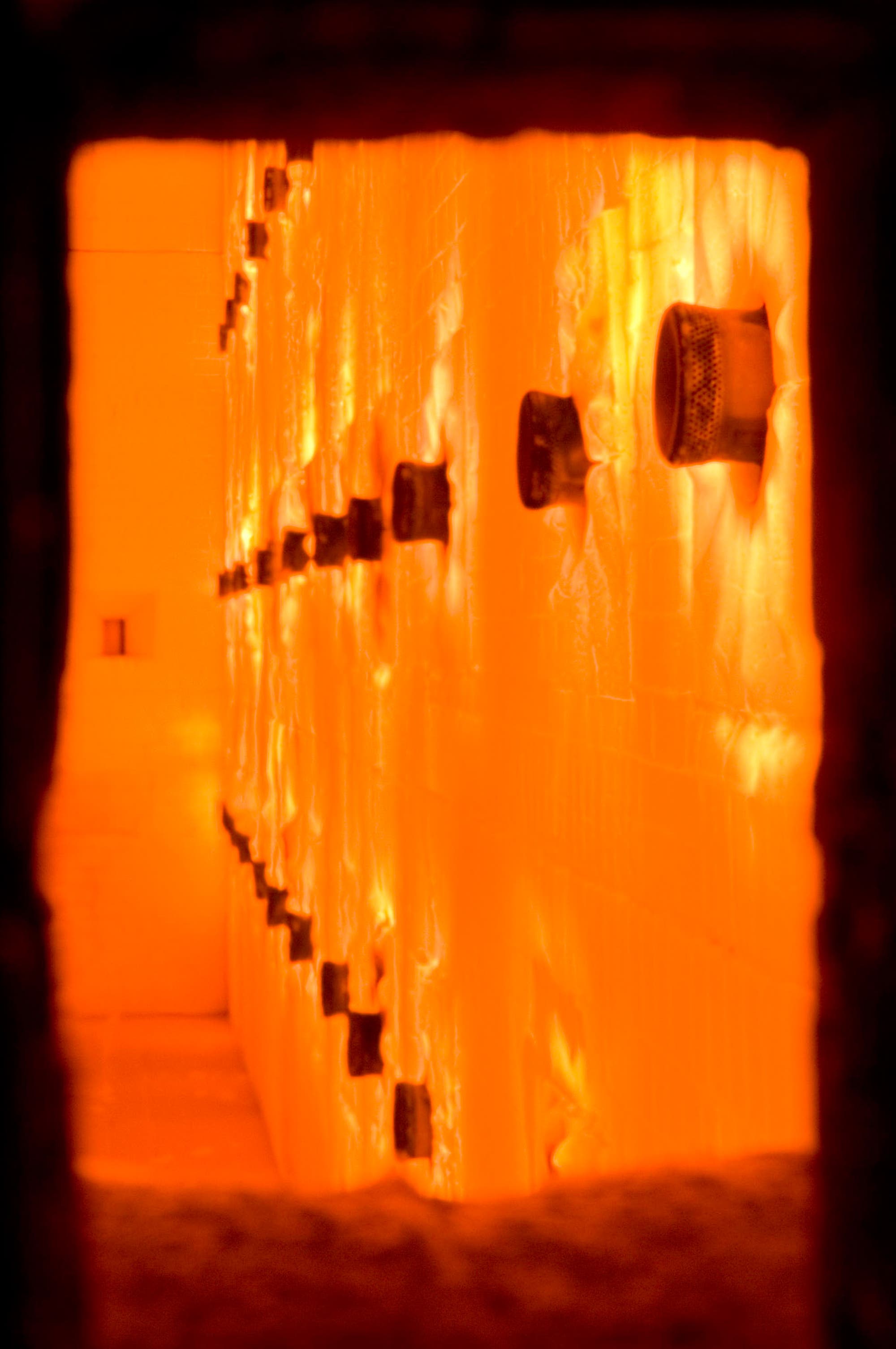 Bild des hell-orange glühenden Steamcracker-Ofens
