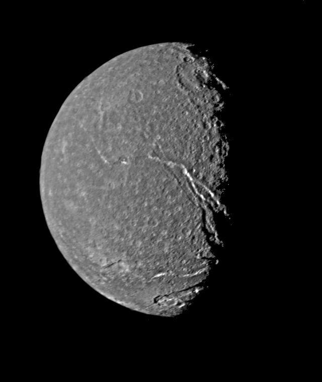 Der Uranusmond Titania (Aufnahme von Voyager 2)