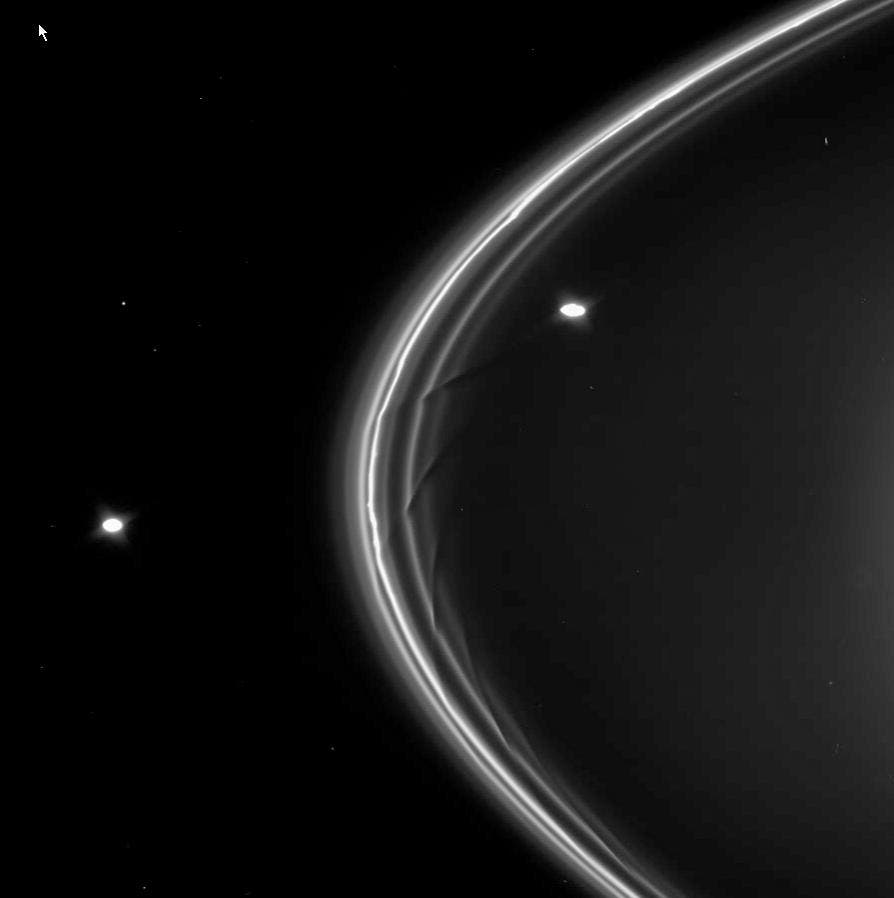 Der F-Ring von Saturn mit den Schafhirten-Monden Pandora und Prometheus