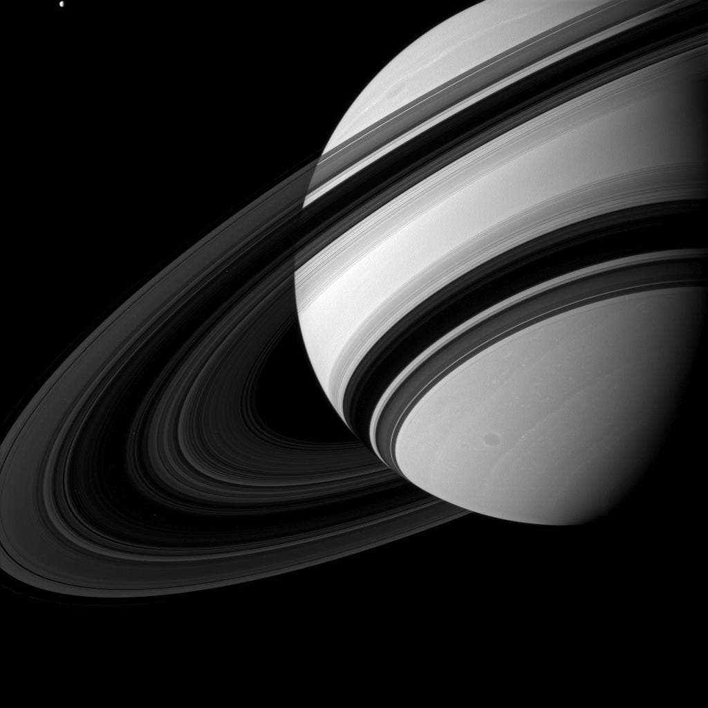 Blick auf die unbeleuchtete Seite der Saturnringe
