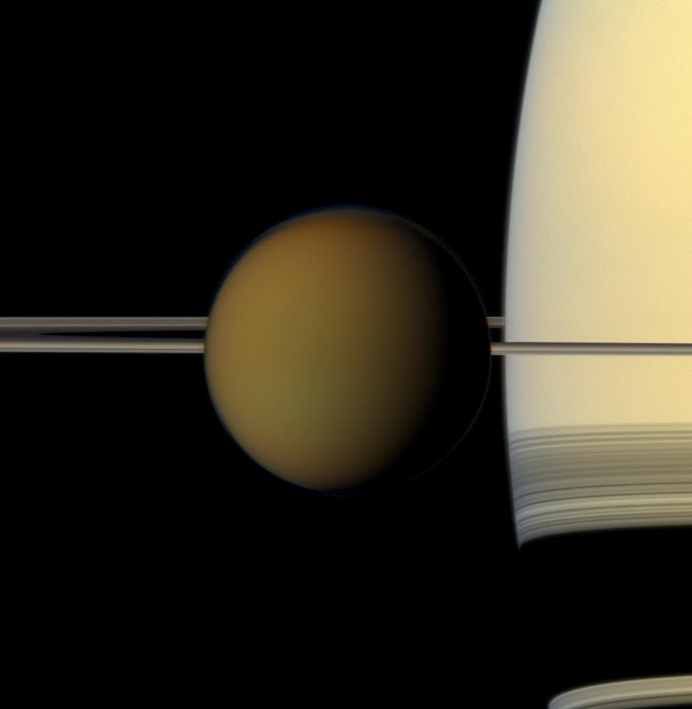 Titan vor Saturn mit seinen Ringen