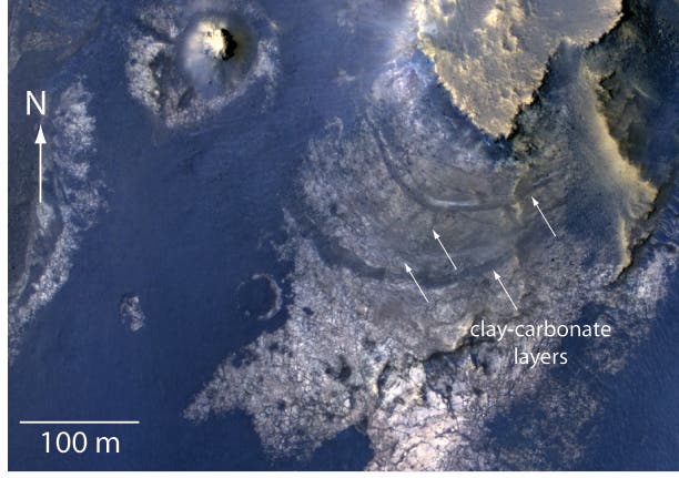 Sedimentgesteine am Grund des McLaughlin-Kraters auf dem Mars
