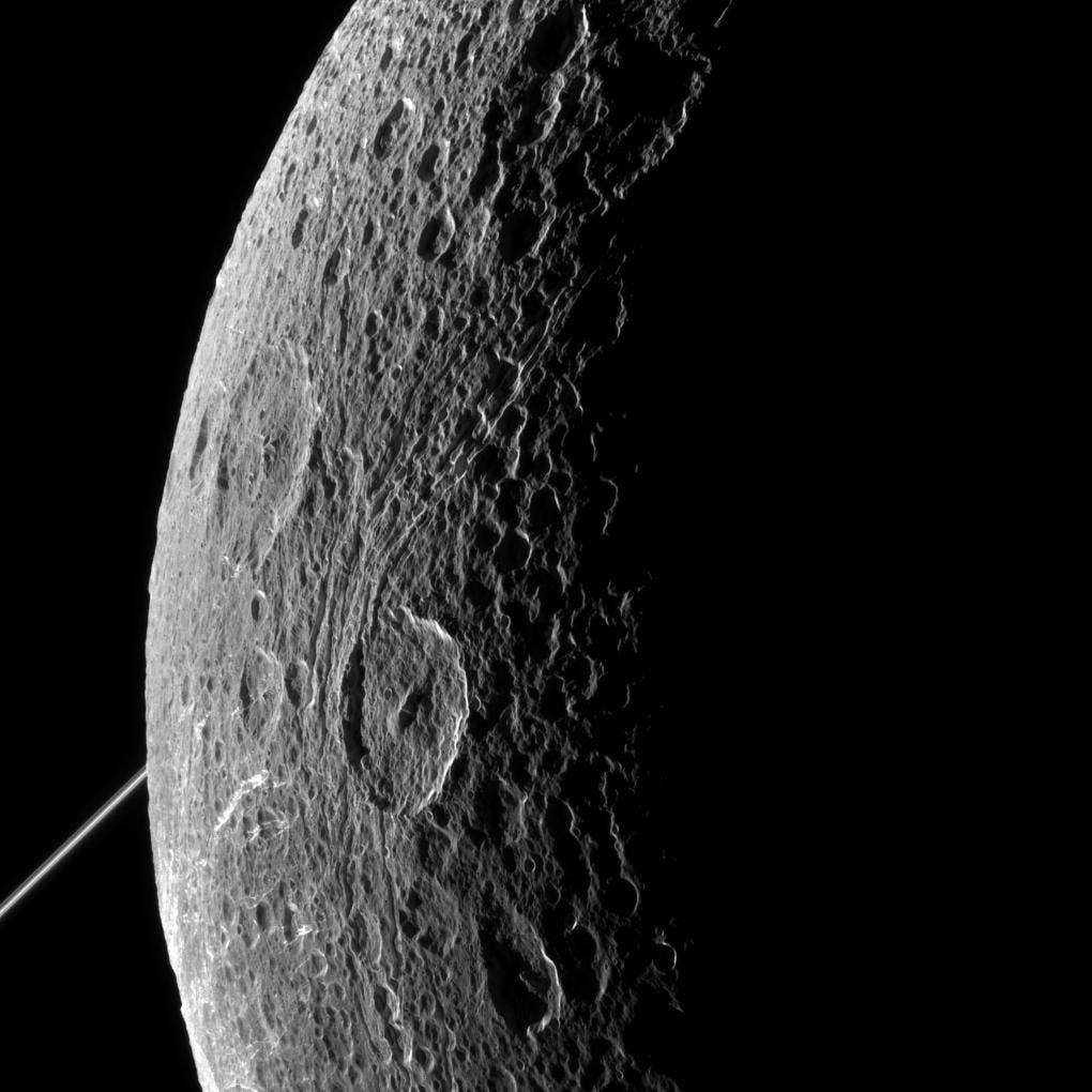 Die Kraterlandschaft des Saturnmonds Dione am 16. Juni 2015