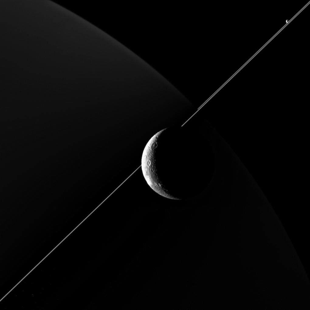 Diona vor Saturn am 16. Juni 2015