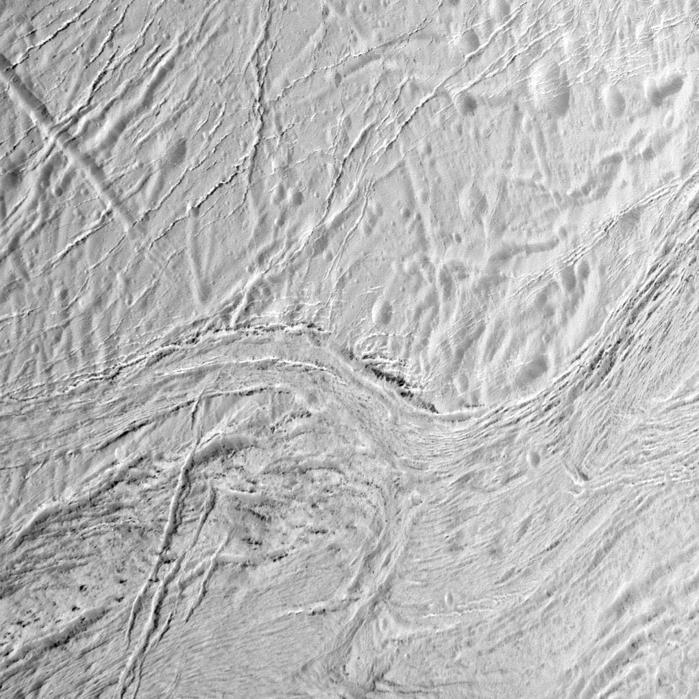 Risse und Brüche auf Enceladus am 19. Dezember 2015