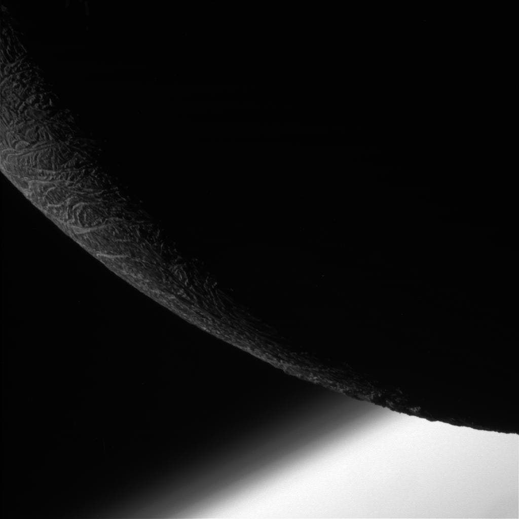 Enceladus vor Saturn am 19. Dezember 2015