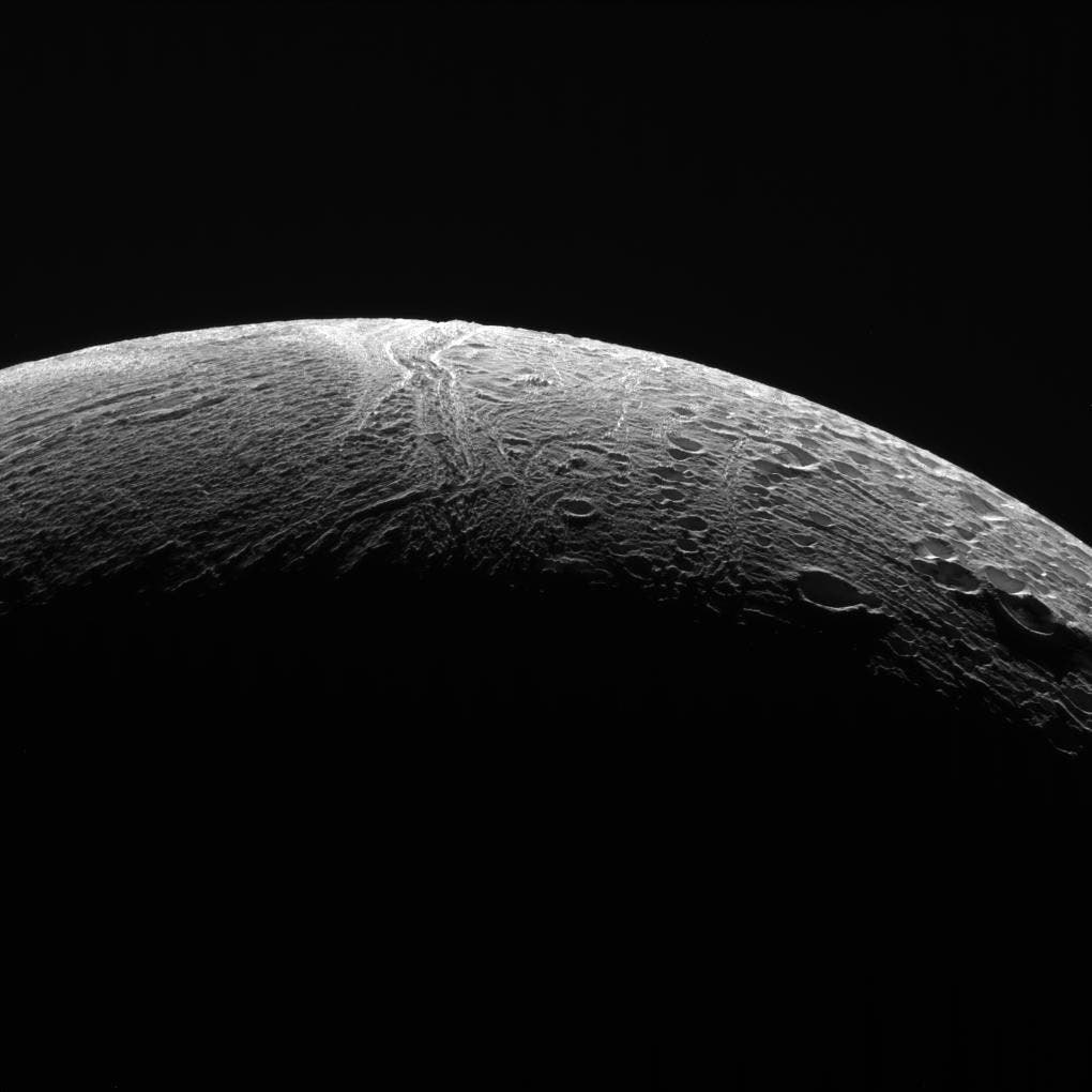 Die schmale Sichel des Enceladus am 19. Dezember 2015