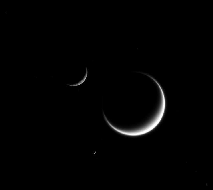 Die drei Monde Titan, Mimas und Rhea in Sichelform