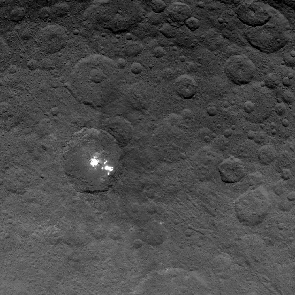 Helle Fleckengruppe im Zentrum des Kraters Occator