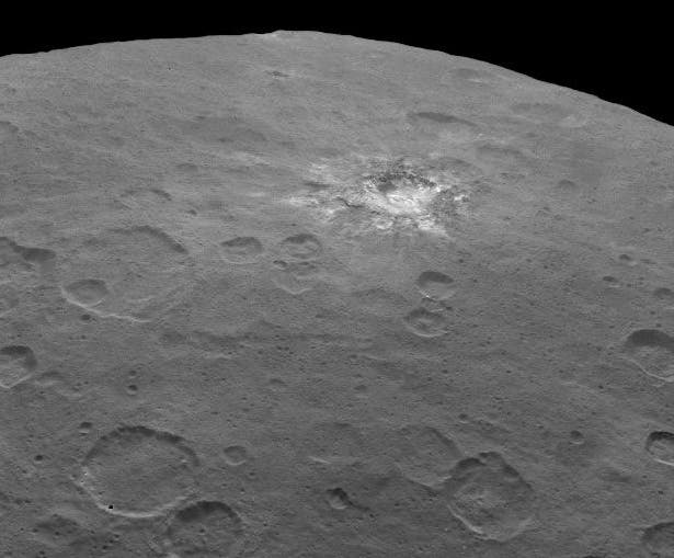 Einer der hellen Flecken auf der Oberfläche von Ceres