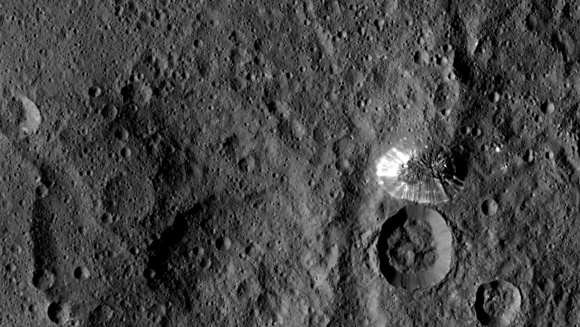 Ein sechs Kilometer hoher Berg auf Ceres (Aufnahme der Raumsonde Dawn)