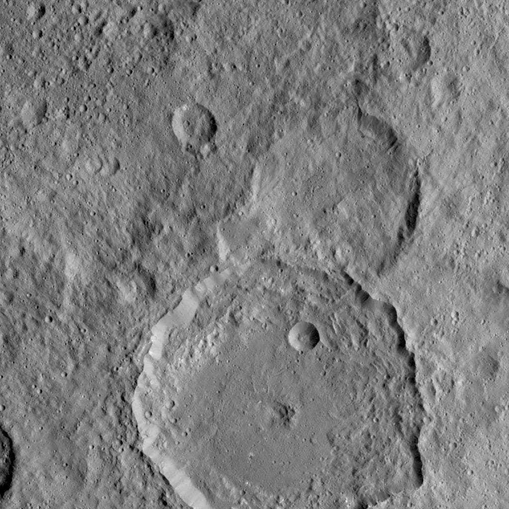 Der Krater Gaue auf Ceres (Aufnahme der US-Raumsonde Dawn)