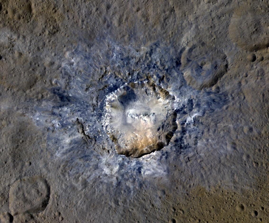 Der Krater Haulani auf Ceres, Wiedergabe in Falschfarben