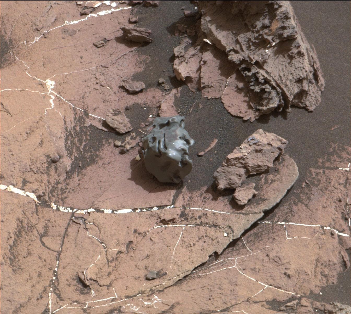Der Eisenmeteorit Egg Rock auf der Marsoberfläche