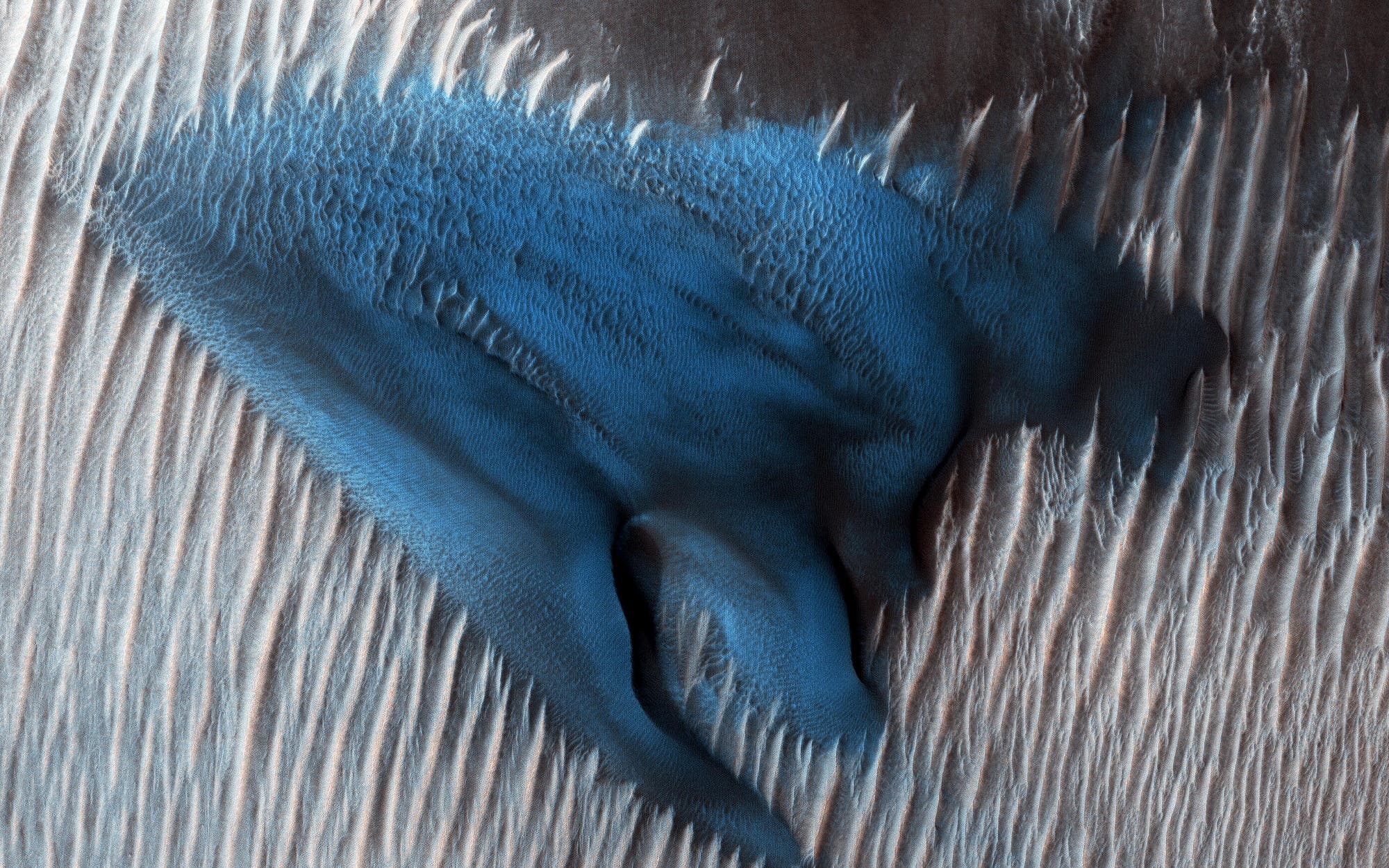 Dunkelblaue Dünen in einem Marskrater
